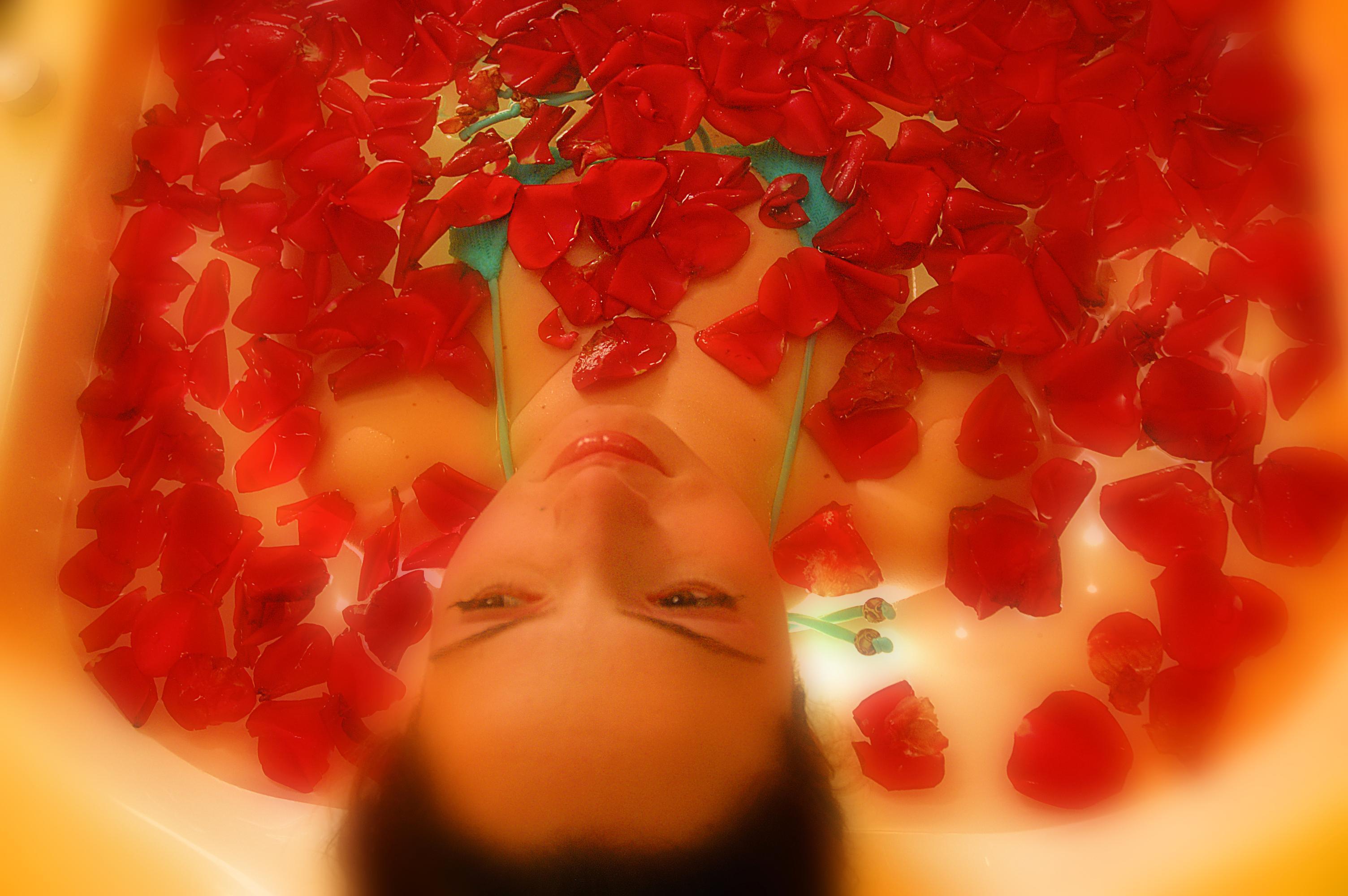 El Mouradi Gammarth Hotel ภายนอก รูปภาพ A woman in a rose petal bath