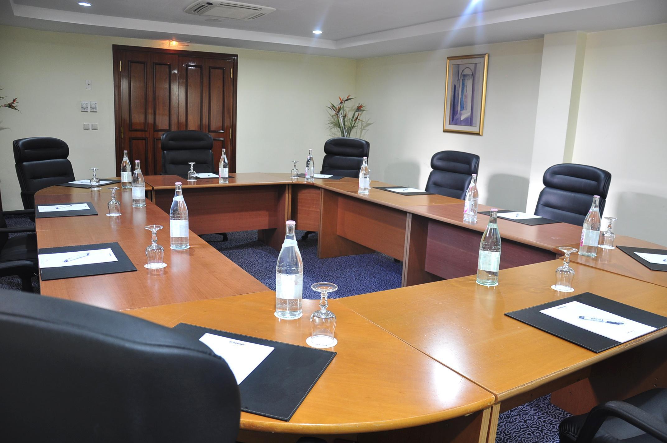 El Mouradi Gammarth Hotel ภายนอก รูปภาพ A boardroom at a hotel