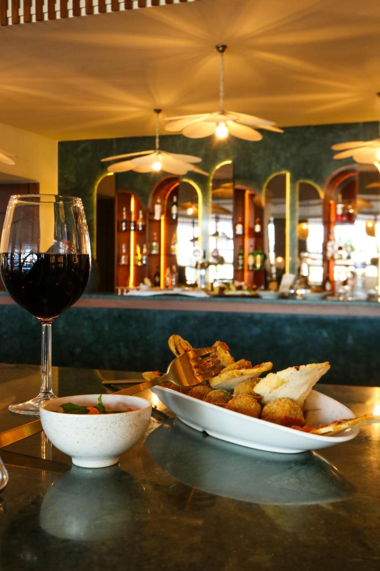 El Mouradi Gammarth Hotel ภายนอก รูปภาพ A wine bar in Madrid, Spain